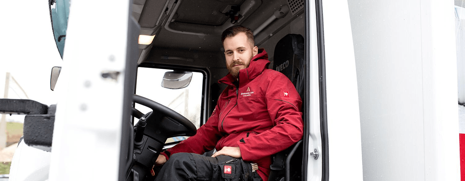 Berufskraftfahrer im Fahrerhaus eines LKW